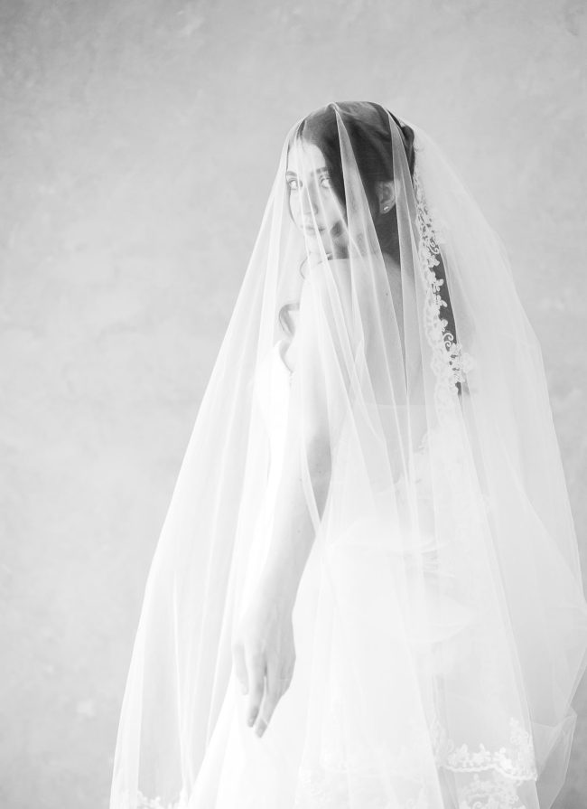 Photo d'une mariée avec son voile