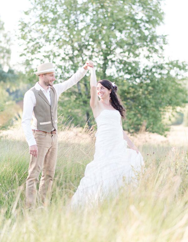 photographe-mariage-dordogne-maries-couple Mariés dansant au milieu de la nature