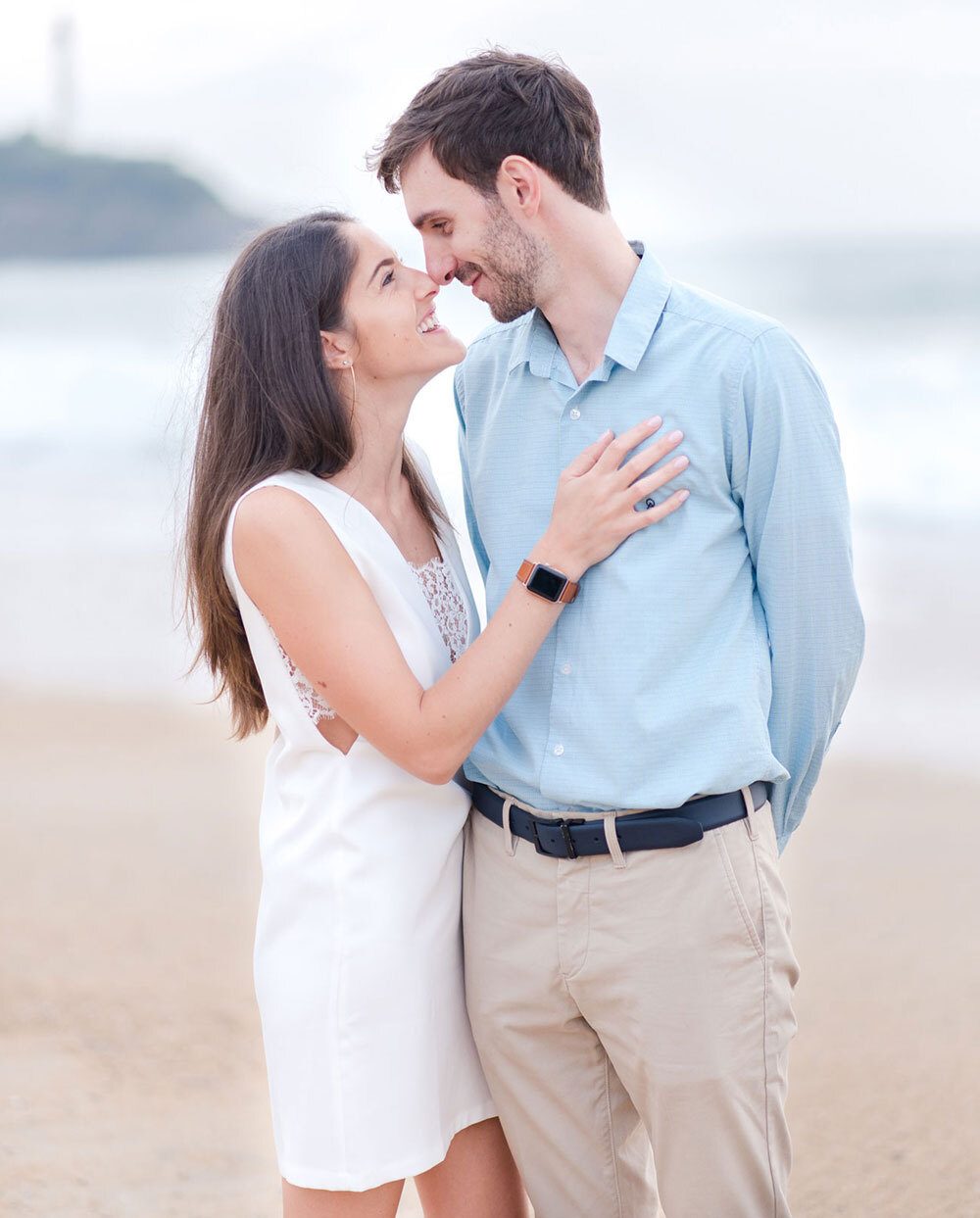 Couple de futurs mariés sur la plage