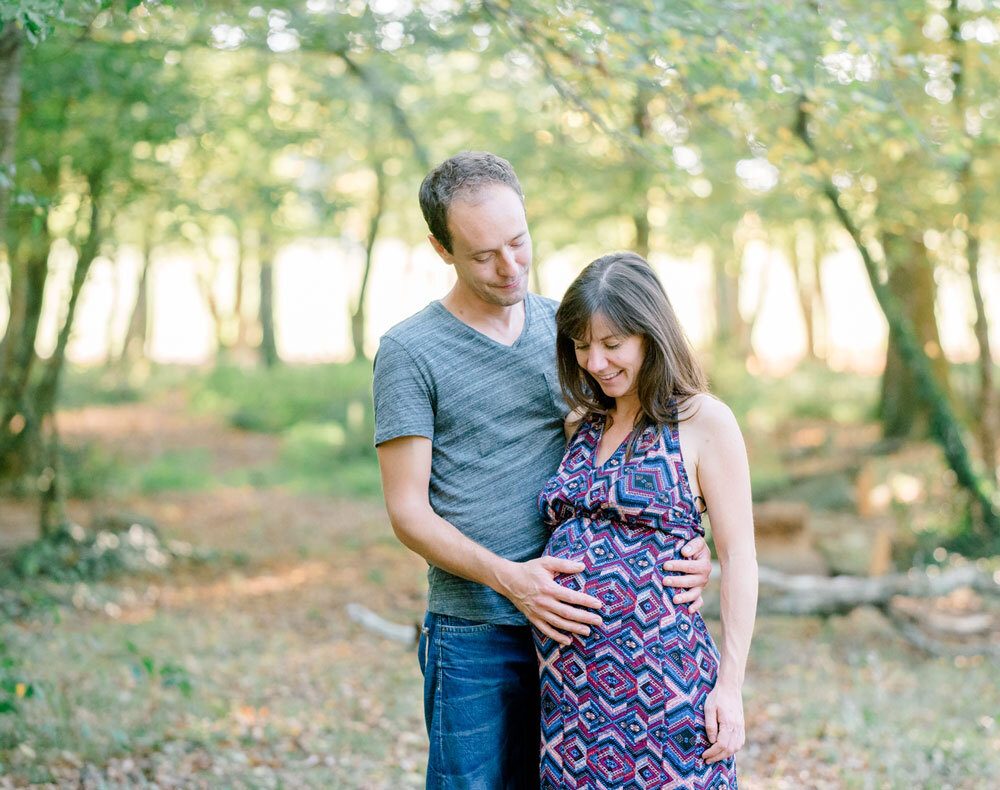 Couple de futurs parents pendant une séance grossesse