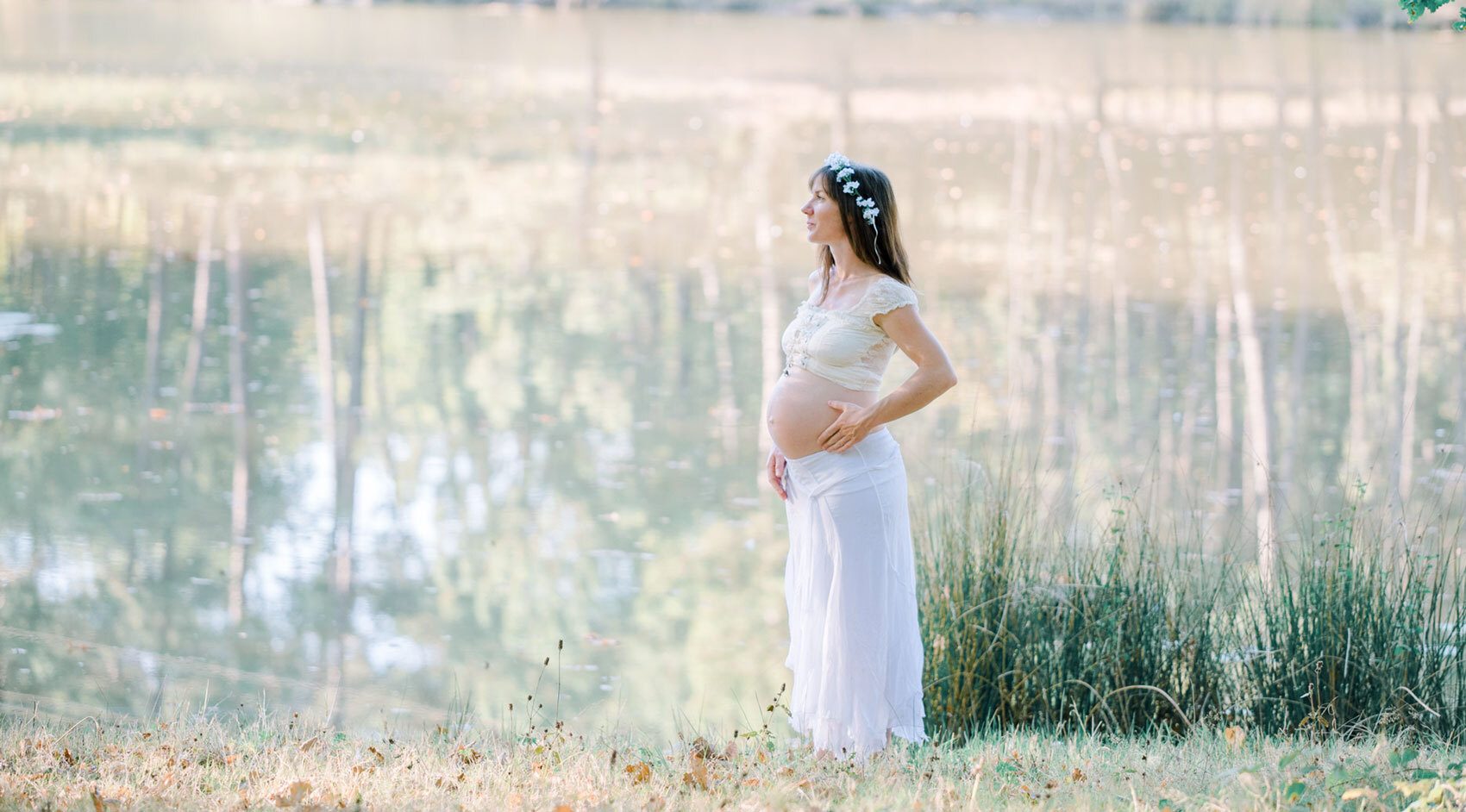 Femme enceinte devant un lac