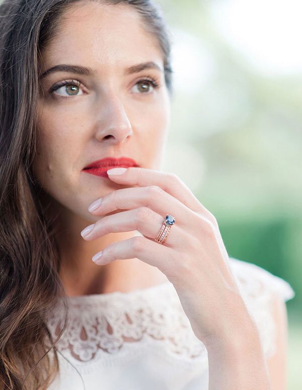photographe-mariage-bordeaux-bague-mariee Mariée avec un bague bleue