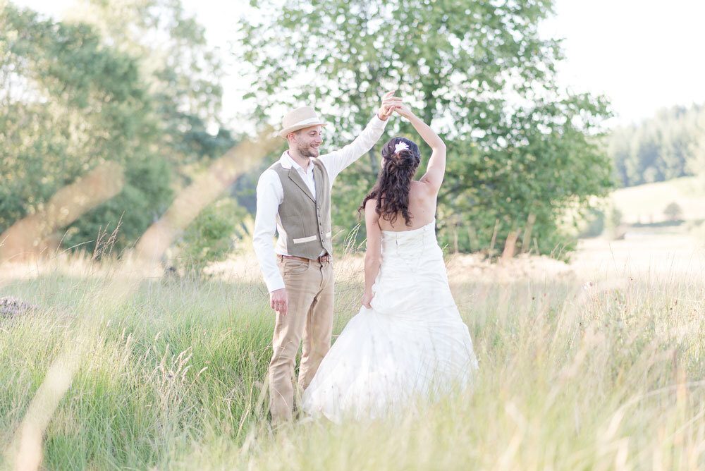 Couple de mariés au milieu de la nature