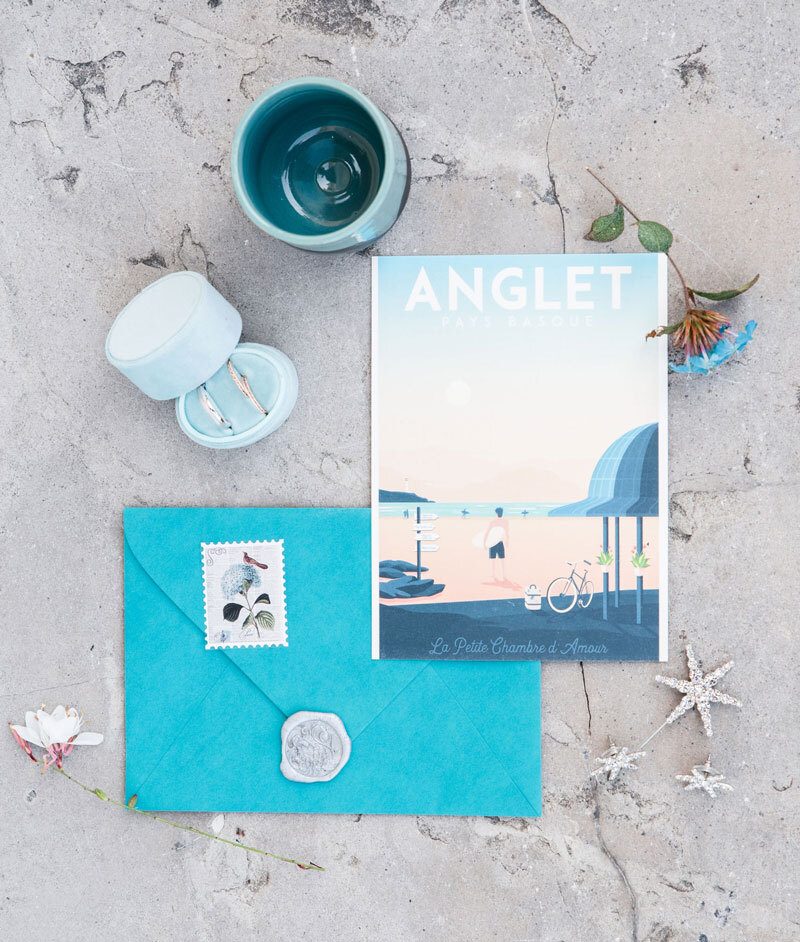 photographe-mariage-bordeaux-papeterie-turquoise Flat lay d'un fair-part de mariage avec son invitation et enveloppe