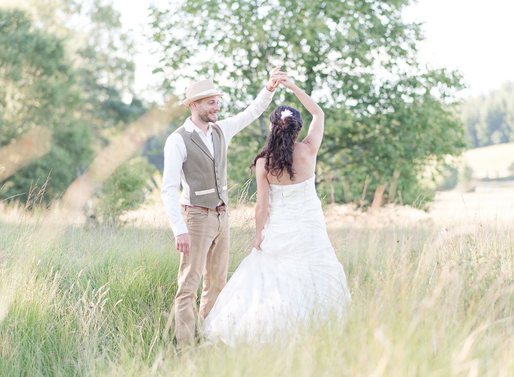 photographe-mariage-brive-correze-couple-champetre Couple de mariés dans un cadre naturel et verdoyant