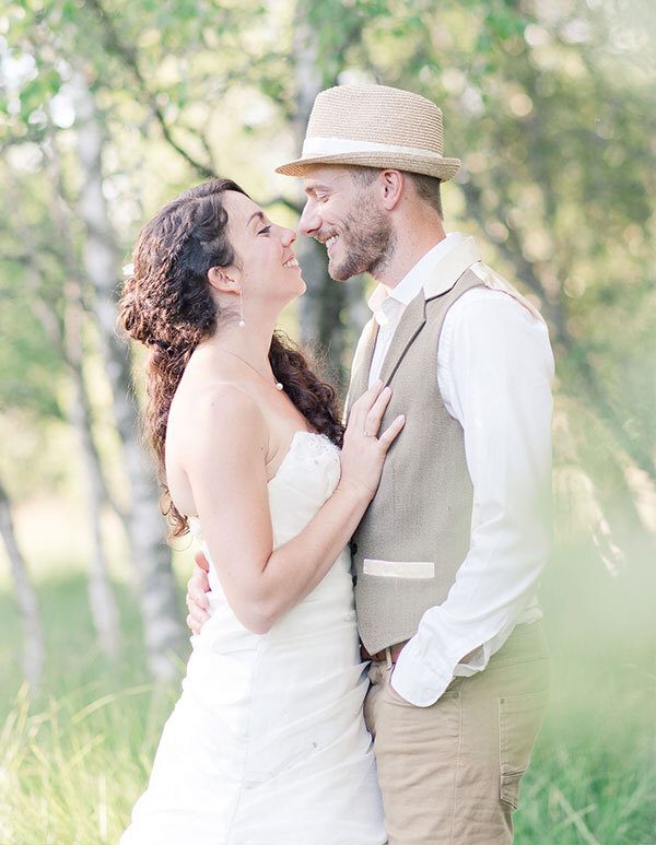photographe-mariage-limoges-couple-nature Couple de mariés enlacés dans la nature