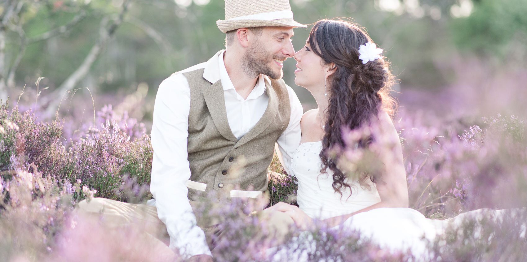photographe-mariage-poitiers-couple-bruyere Couple de mariés assis au milieu de la bruyère en fleurs