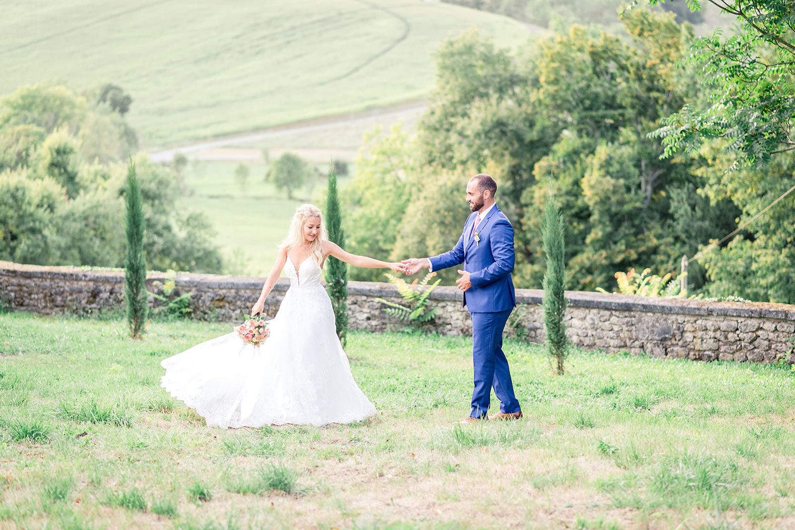 2-prix-photographe-mariage Mariés qui dansent dans ubn environnement champêtre