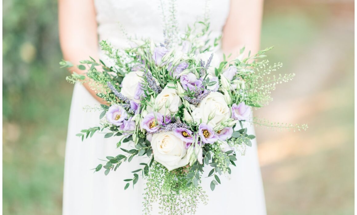 Bouquet de mariage vert, blanc et mauve (violet)