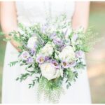 Bouquet de mariage vert, blanc et mauve (violet)