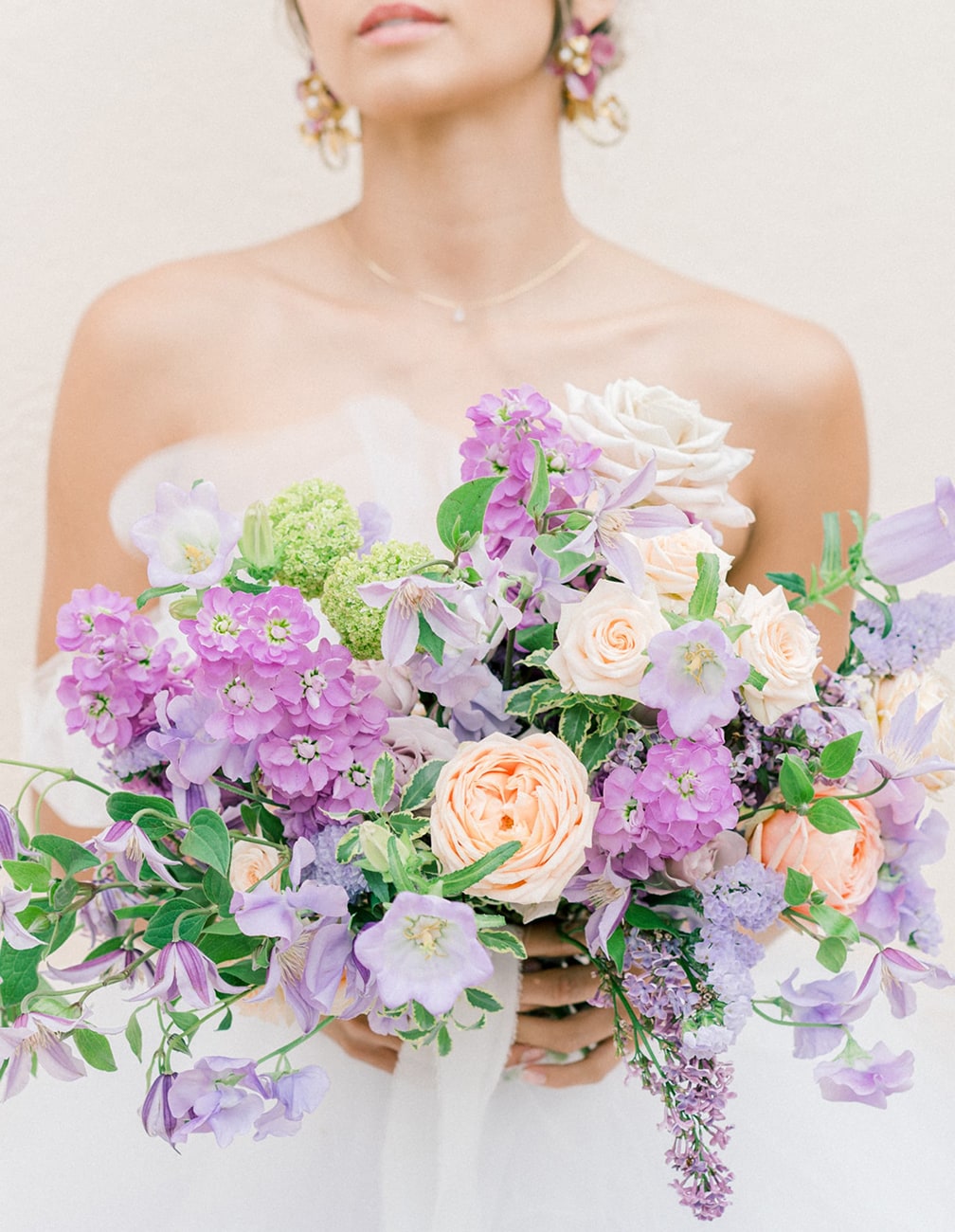 bouquet-mariage-violet Bouquet de mariage constitué de fleurs violettes et corail