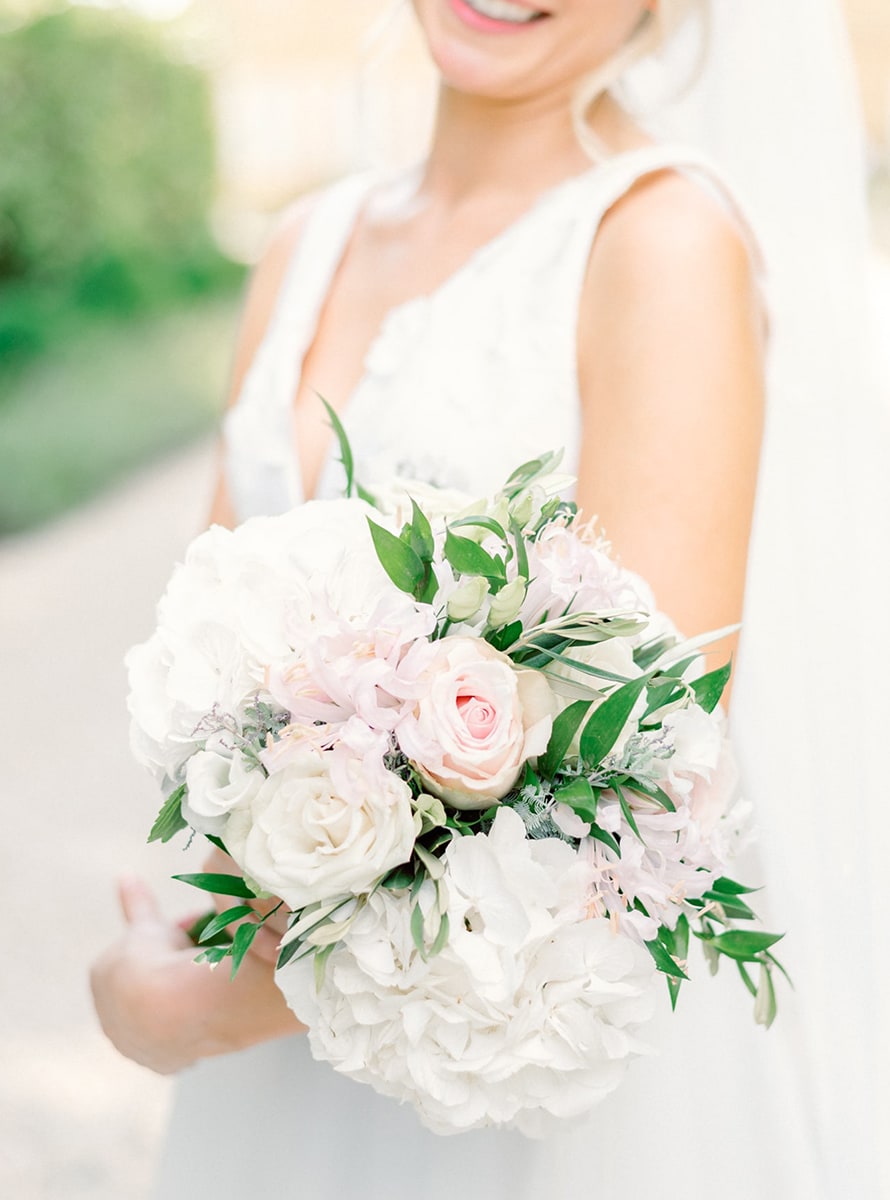 mariee-bouquet-blanc-rose Mariée tenant un bouquet romantique rose et blanc