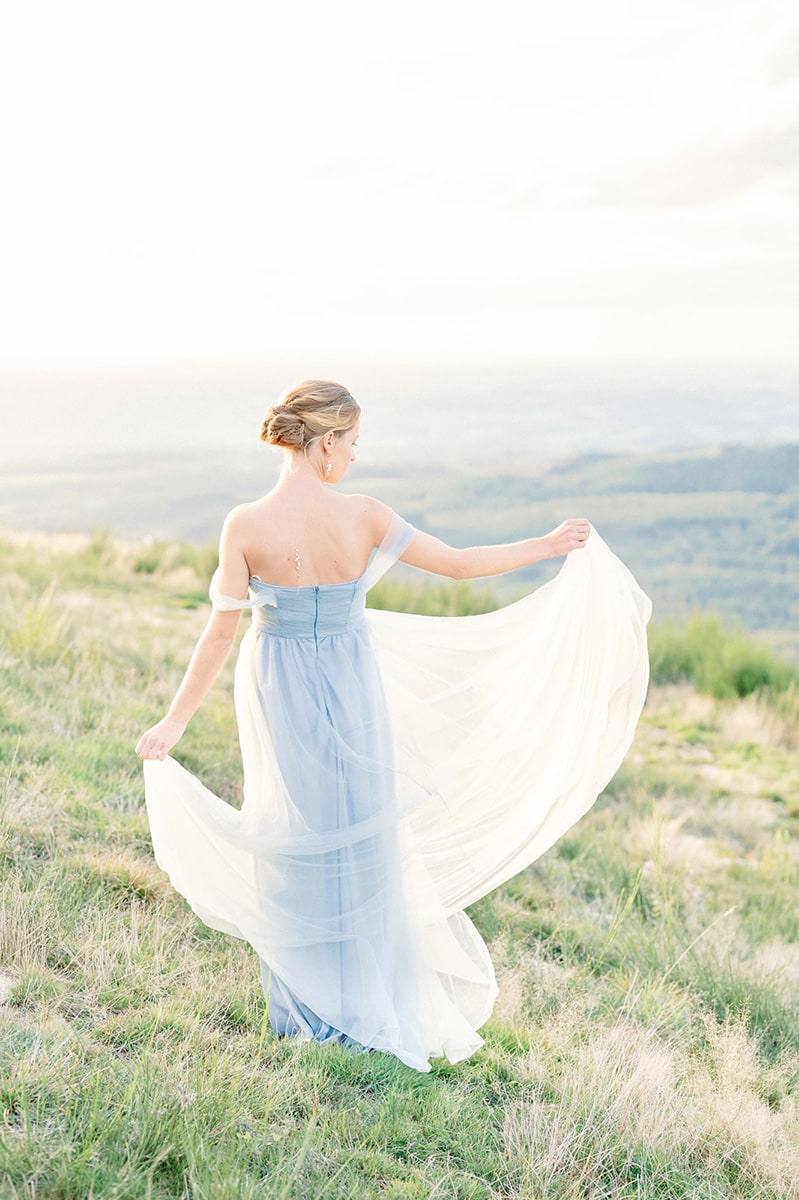 mariee-nature-douceur Mariée dans une robe bleue aérienne dans un paysage naturel