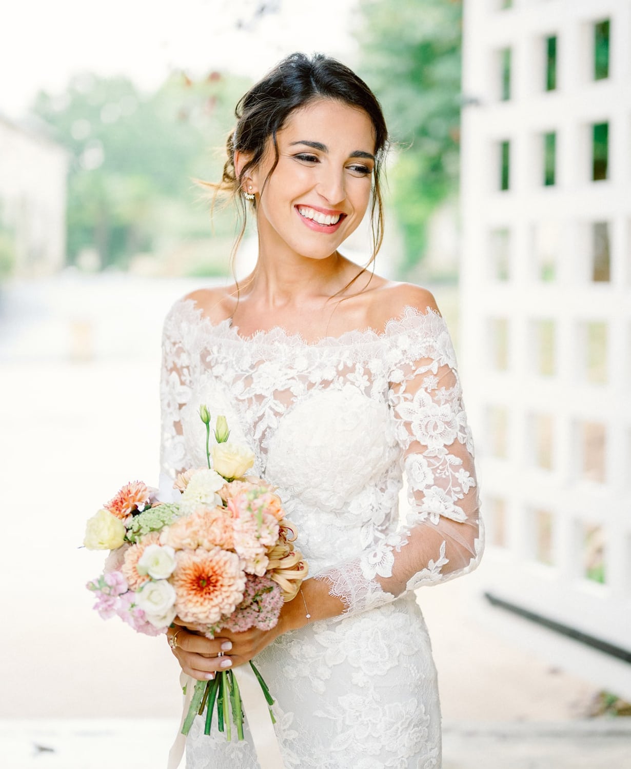 mariee-rire-bouquet Portrait d'une mariée souriante tenant un bouquet coloré
