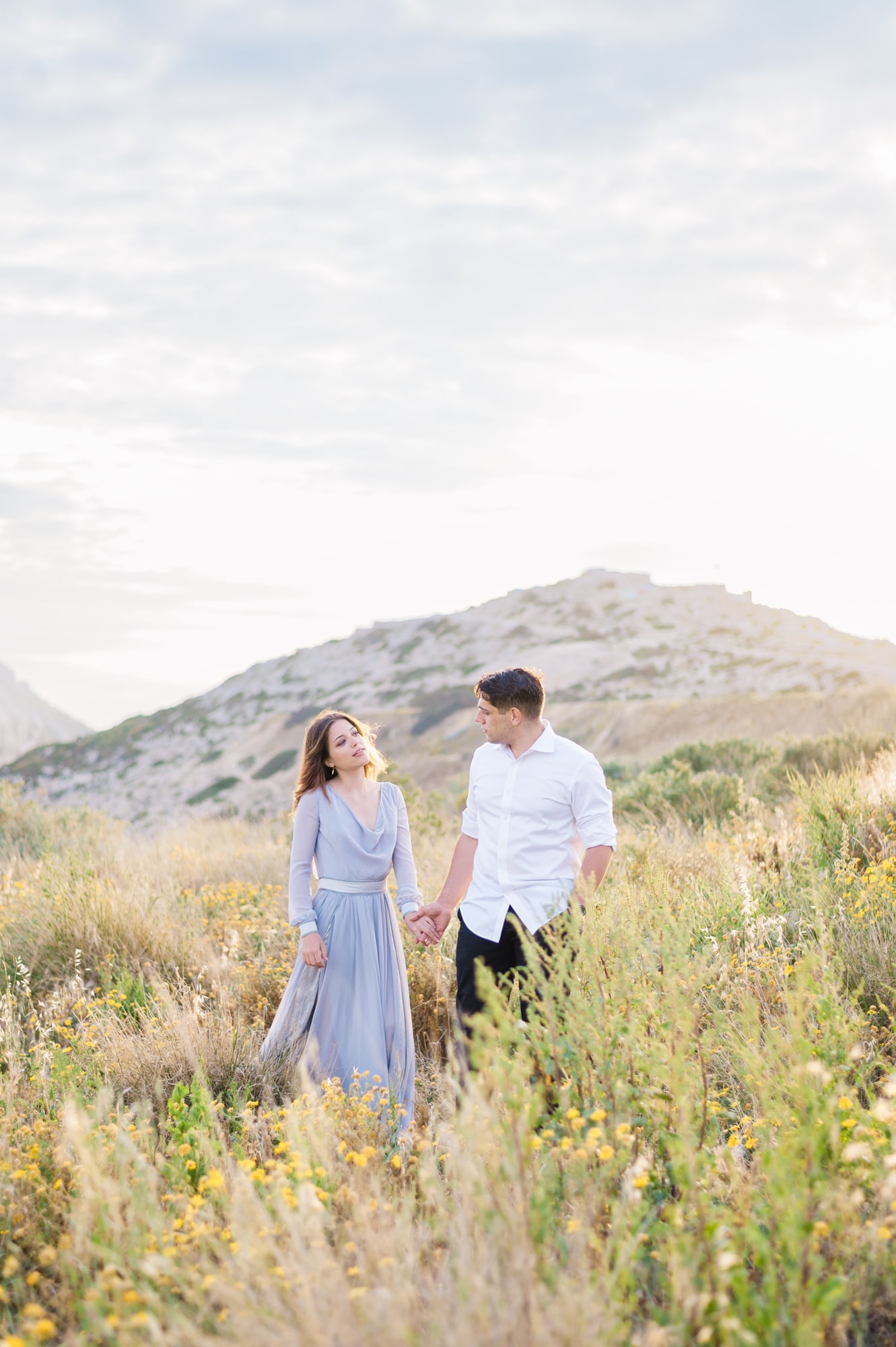couple-engagement-in-italy Couple in the countryside for their wedding