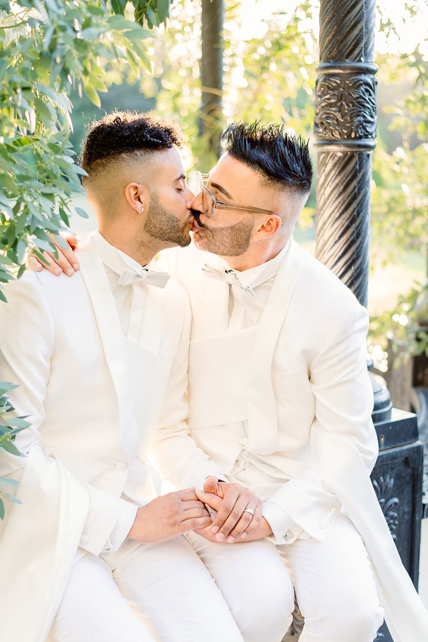 adi-seb-wed Mariage de deux hommes en blanc