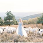 Inspiration mariée poétique entourée de moutons