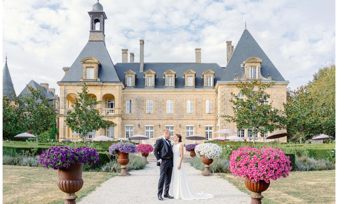 Bride and groom in front of the Château at Domaine d'Essendieras