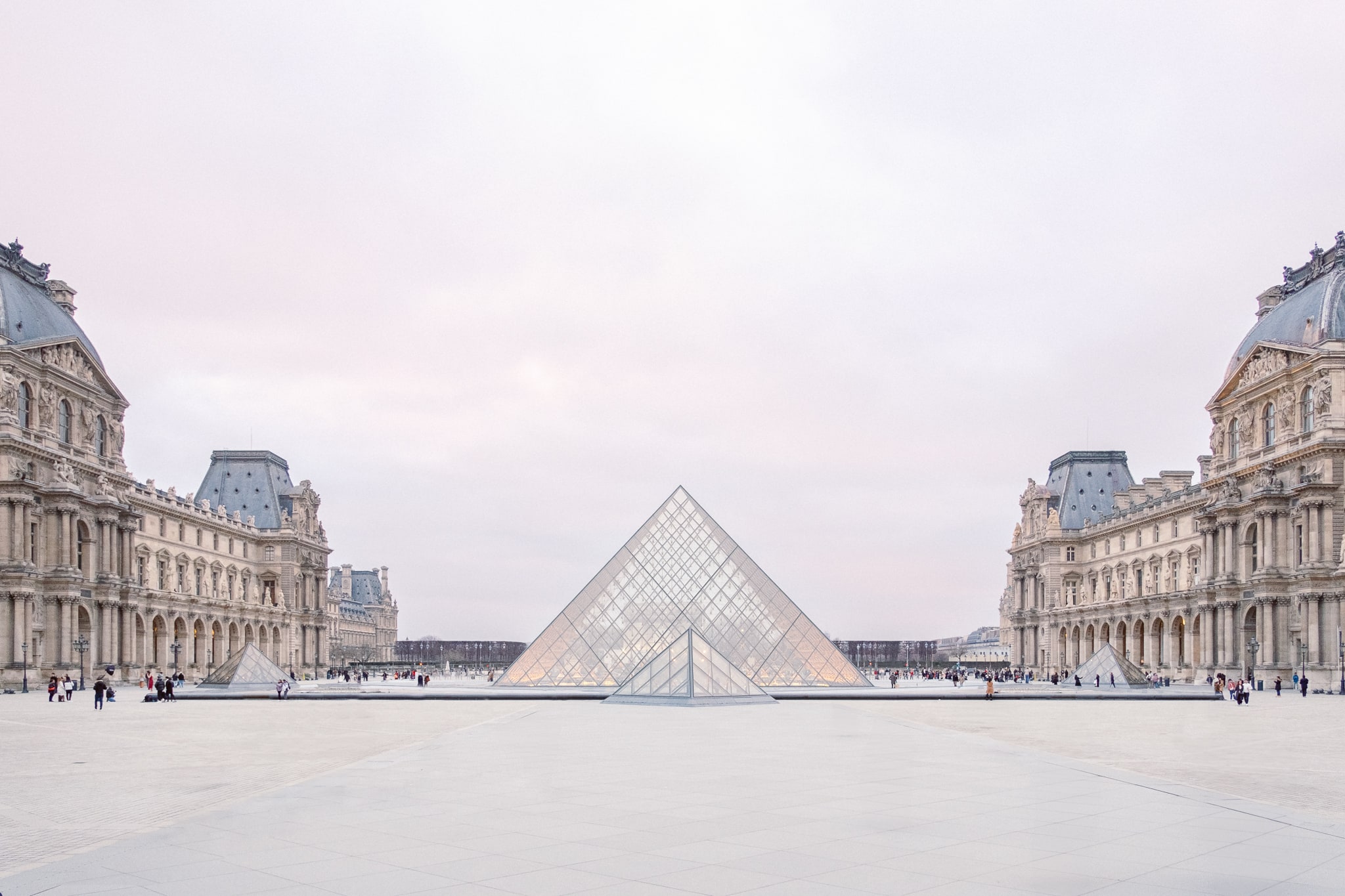 La pyramide du Louvre à paris au coucher du soleil