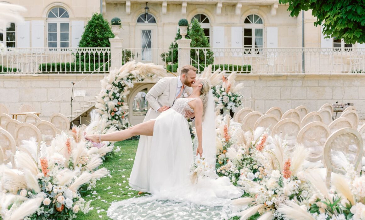 Wedding couple in front of Château n°3 in Cognac, making a dip