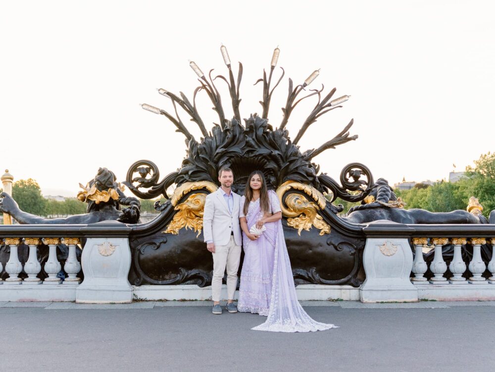 Couple in front of the big black and golden statue of Pont alexandre III