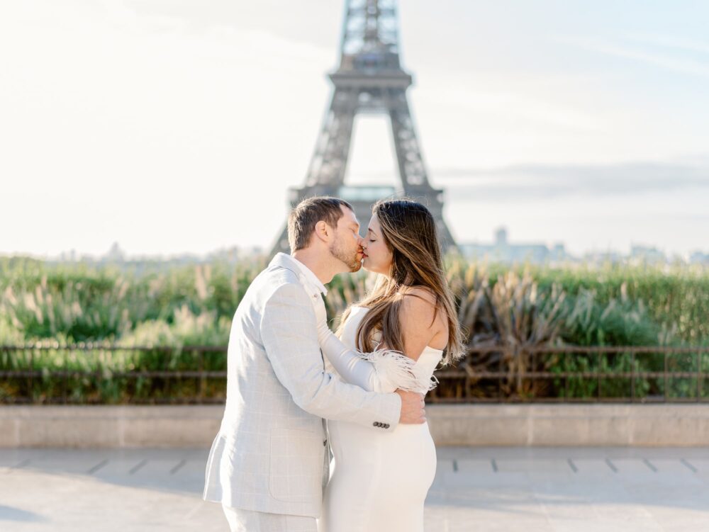 engagement session in trocadero in front of Eiffel tower