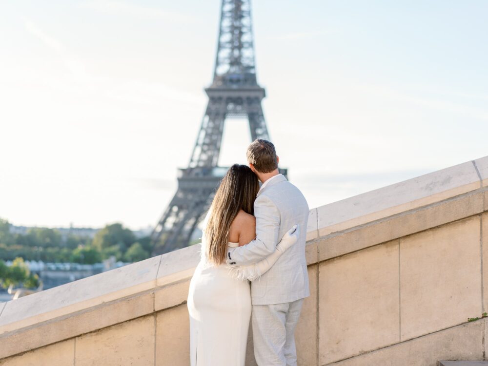 couple looking at the Eiffel tower