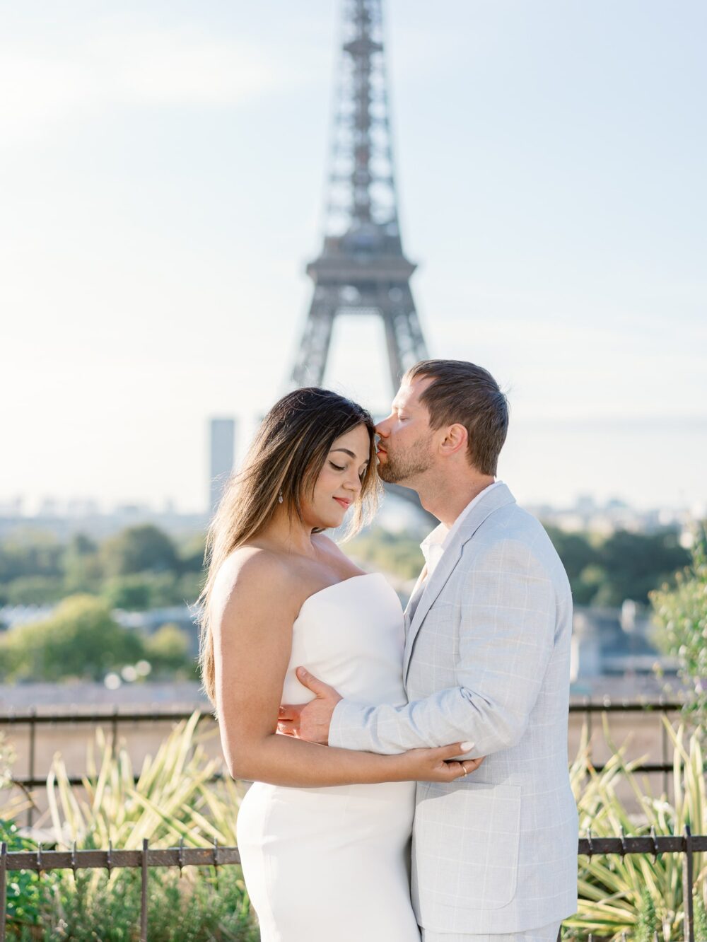 couple engagement session in paris