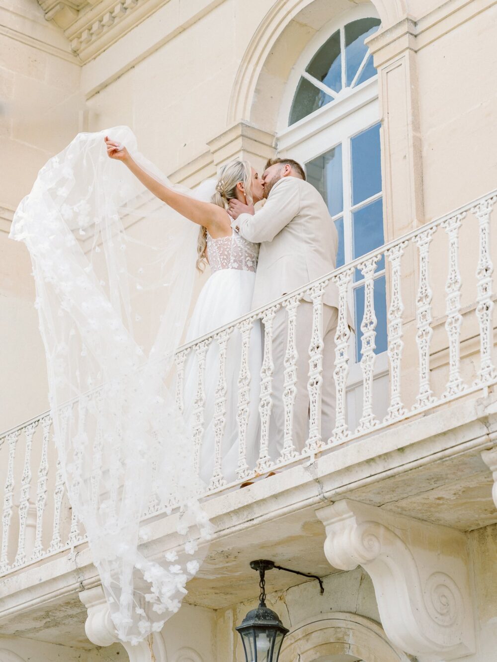 Bride and groom on a balcony of chateau n°3