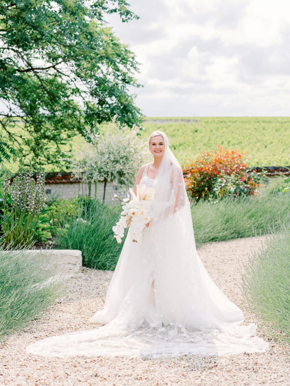 Bride in the gardens of chateau n°3