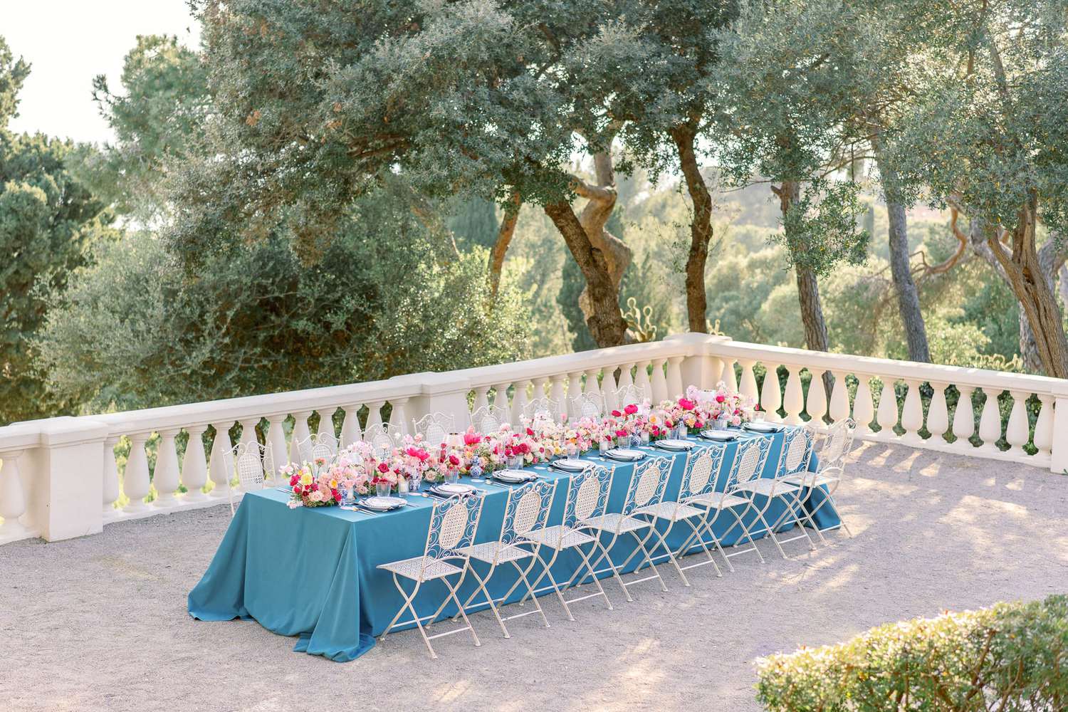 Wedding table with blue tablecloth and magenta flowers