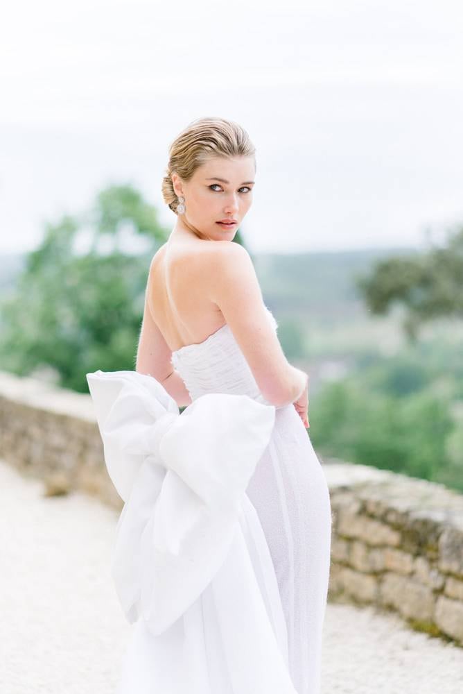 Bride with a white dress with a bow at the back
