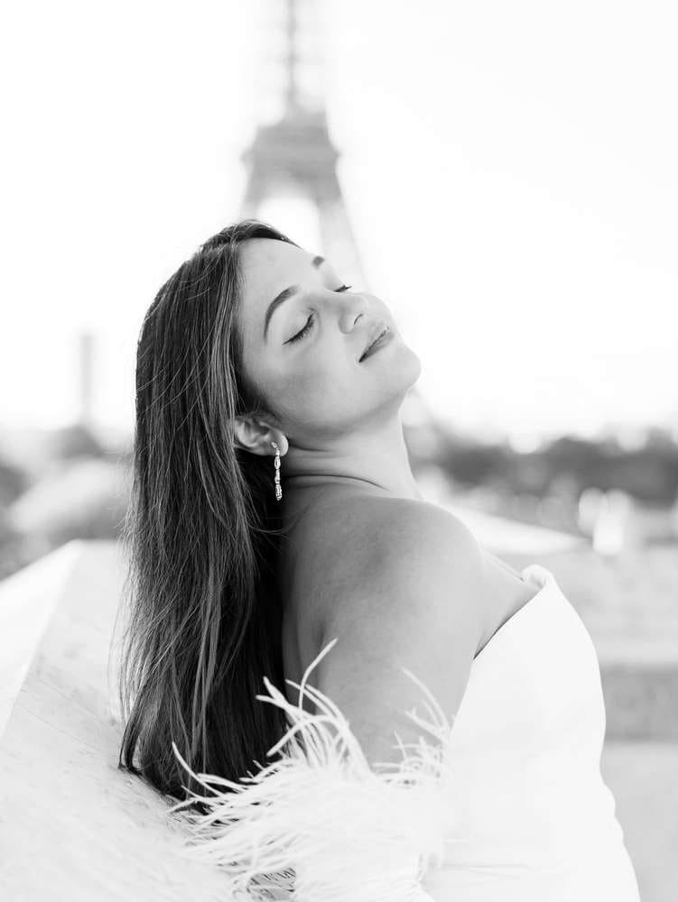 Bride posing in front of the eiffel tower