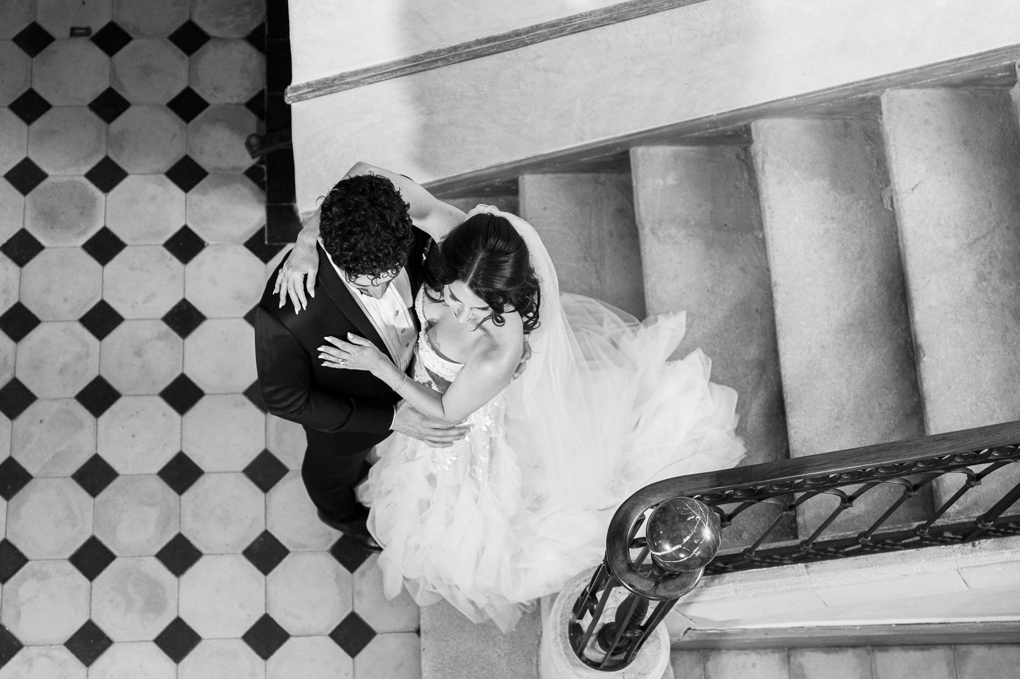Couple vue de dessus dans de beaux escaliers dans un Château