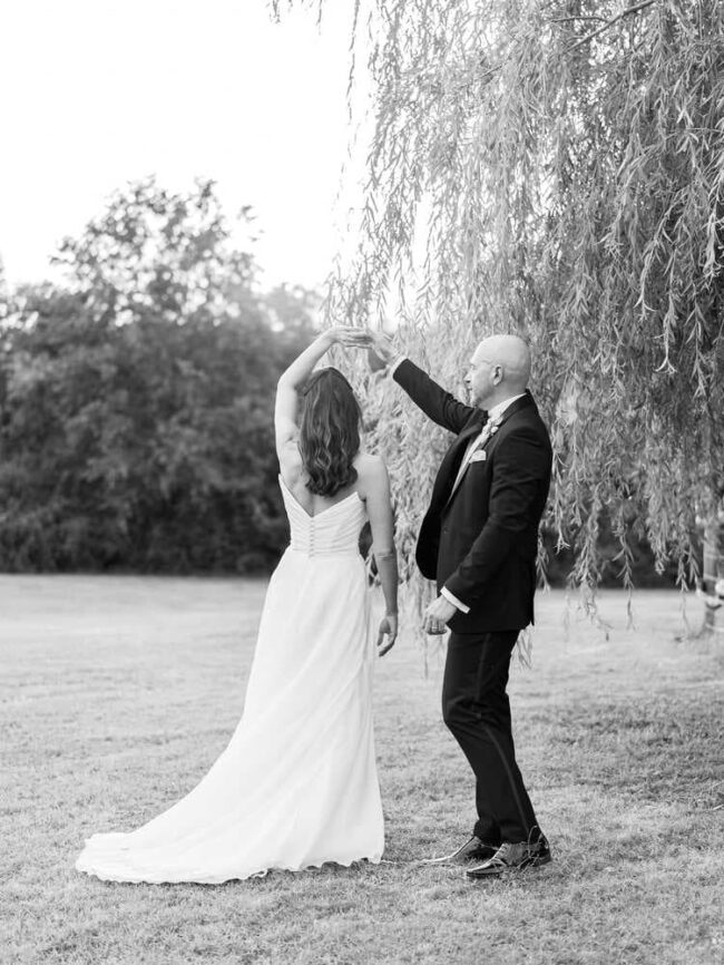 Bride and groom dancing in a garden in Dordogne - Mariés dansant dans un jardin