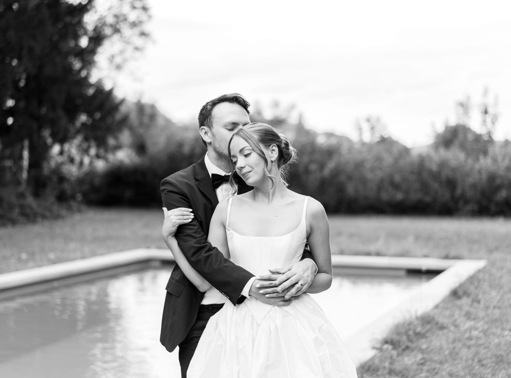 Séance couple le jour du mariage dans un jardin