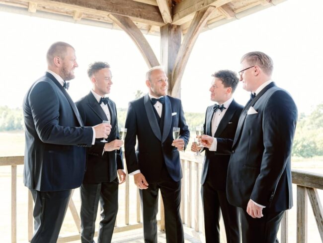 Groomsmen getting ready during a wedding in Dordogne / préparatifs du marié pendant son mariage en Dordogne