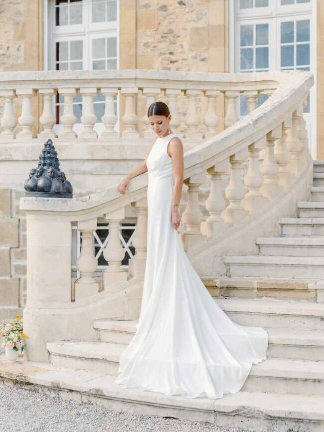 Mariée posant sur un escalier à Essendieras en Dordogne / Bride on a staircase