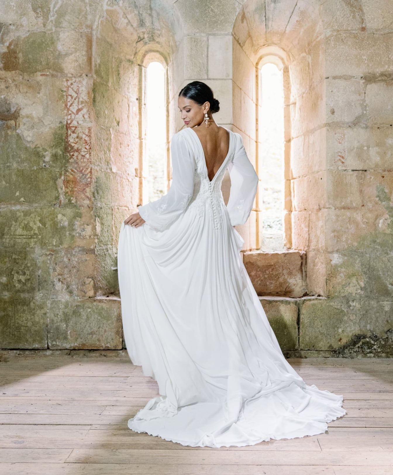 Portrait de la mariée dans une abbaye en dordogne