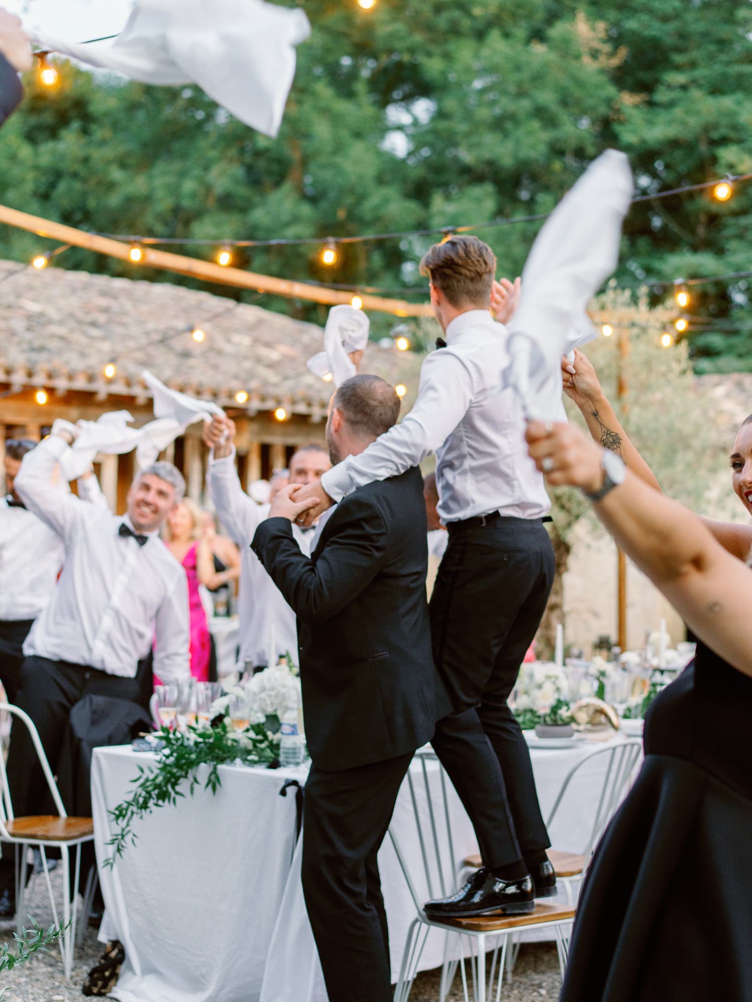 lucy-dan(c)clemence-aresu-782 guests having fun with napkins during a wedding dinner
