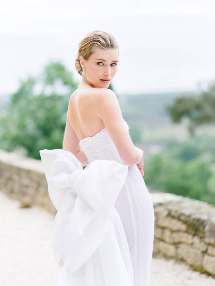 Bride with a white dress with a bow on the back