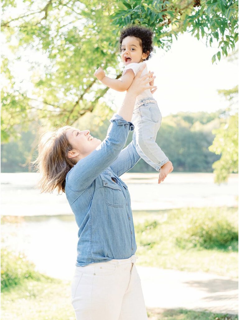 Une maman soulevant sa fille dans les airs