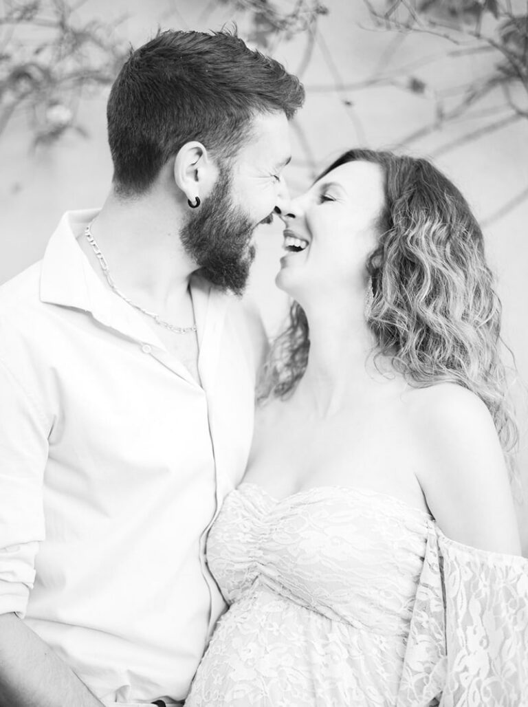Couple qui rit en noir et blanc
