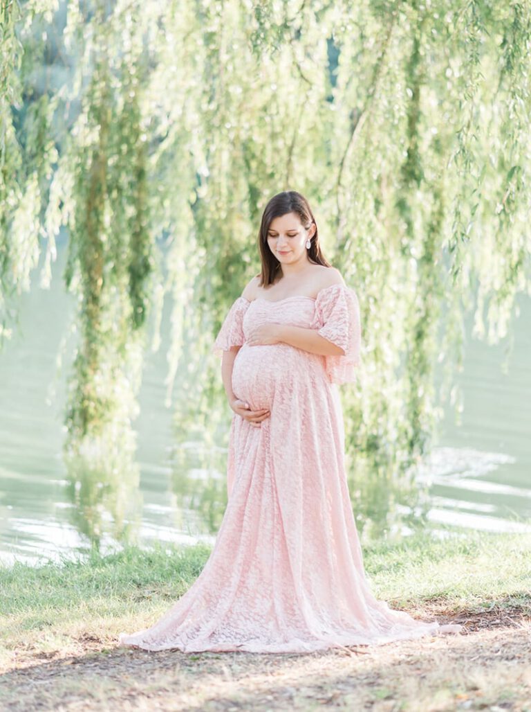 Femme enceinte en robe rose devant un saule pleureur romantique