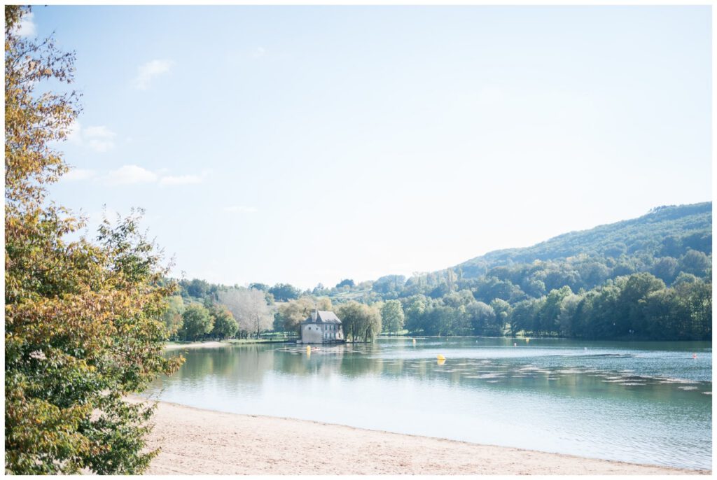 Vue sur le lac de Chasteaux