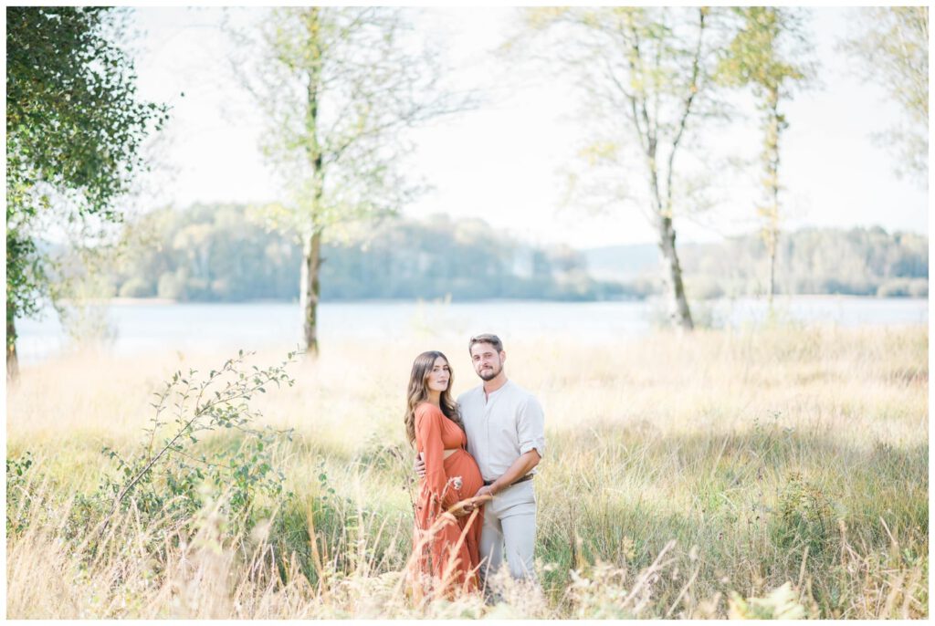 Couple durant une séance photo grossesse au lac de vassivière
