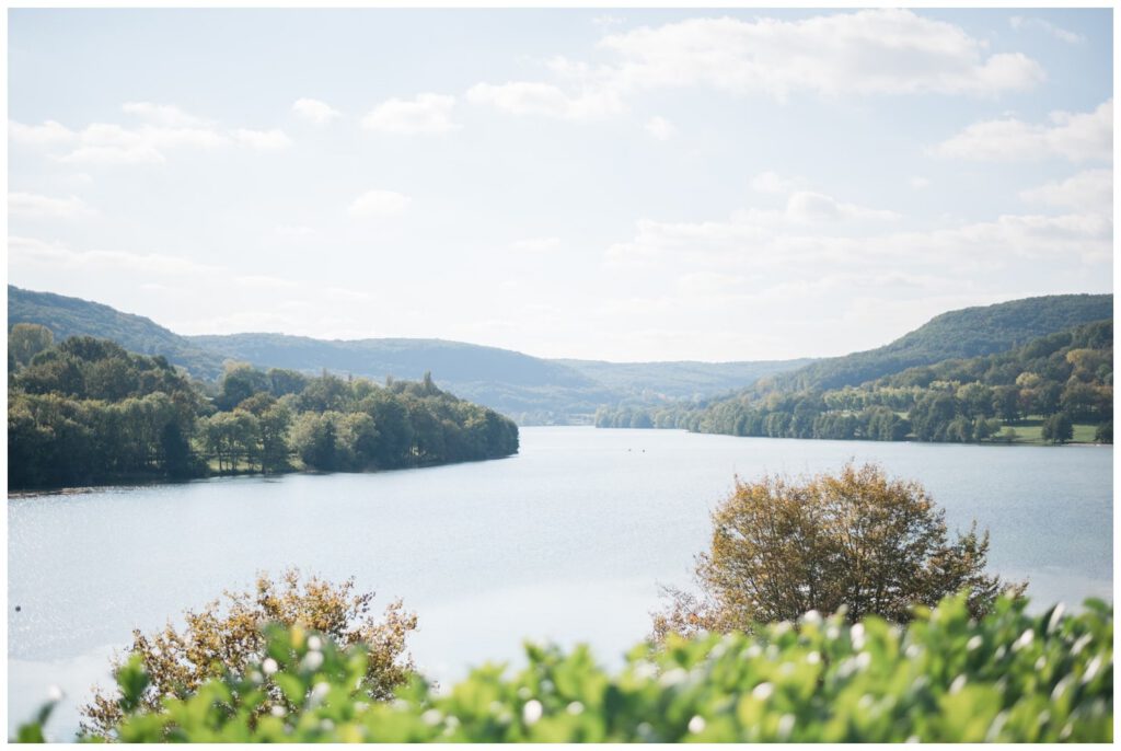 Vue sur le lac de Chasteaux