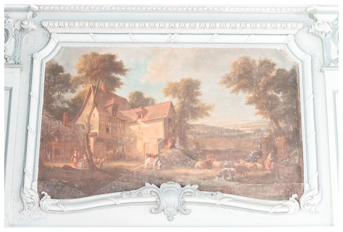 peinture sur un mur entourée de moulures