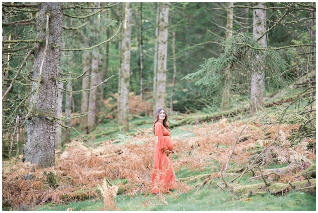 femme enceinte dans la forêt