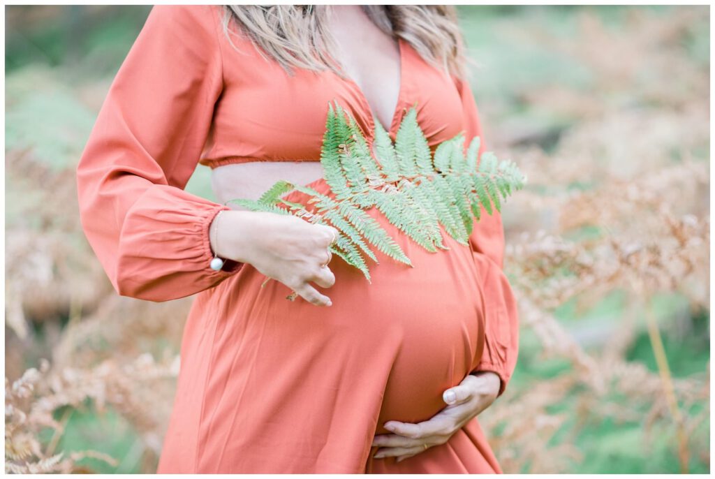 fougère sur ventre de femme enceinte
